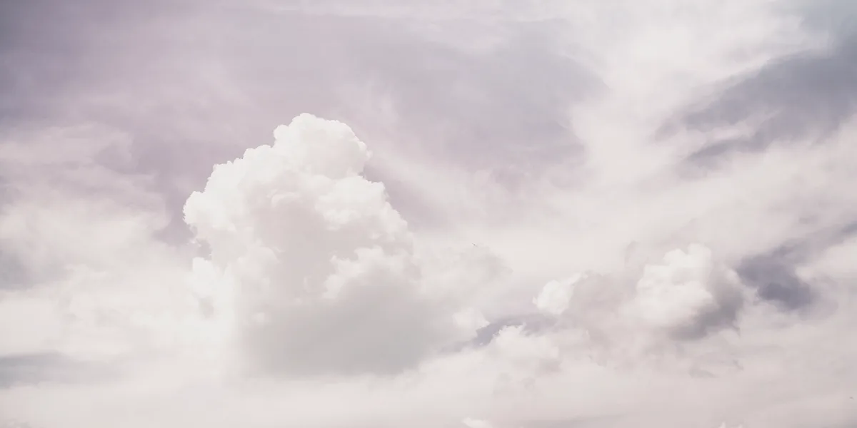 やわらかな色合いの空と雲
